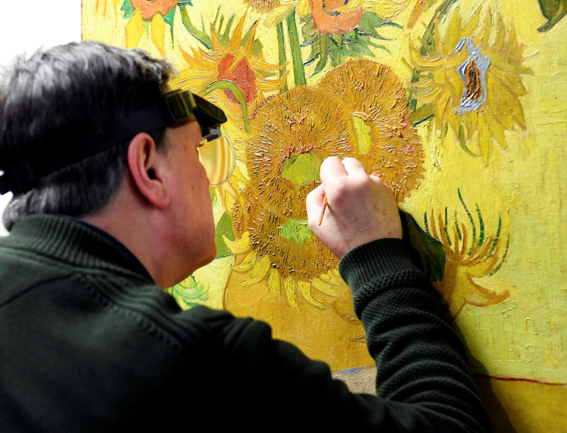 © Reuters. Restaurador Rene Boitelle trabalha na obra "Girassóis", de Vincent van Gogh, no Museu Van Gogh, em Amsterdã