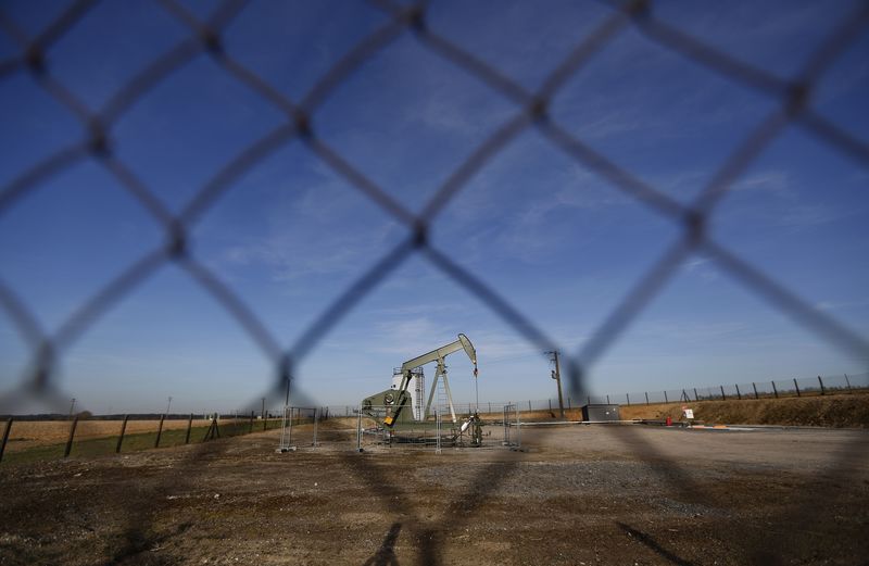 © Reuters. A working oil pump is seen through fencing in Niederlauterbach