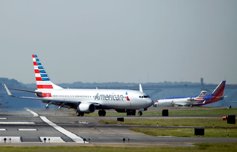 © Reuters. FILE PHOTO: An American Airlines jet taxis on the runway at Washington National Airport in Washington
