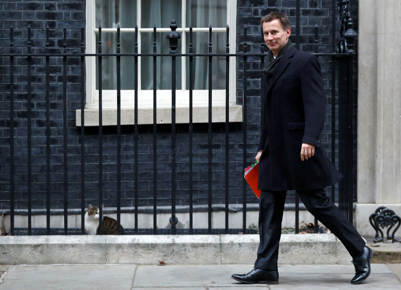 © Reuters. Ministro das Relações Exteriores do Reino Unido, Jeremy Hunt, deixa residência oficial da primeira-ministra em Londres