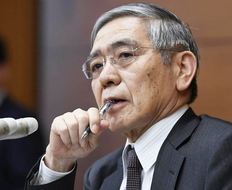 © Reuters. FILE PHOTO: BOJ Governor Kuroda attends a news conference in Tokyo