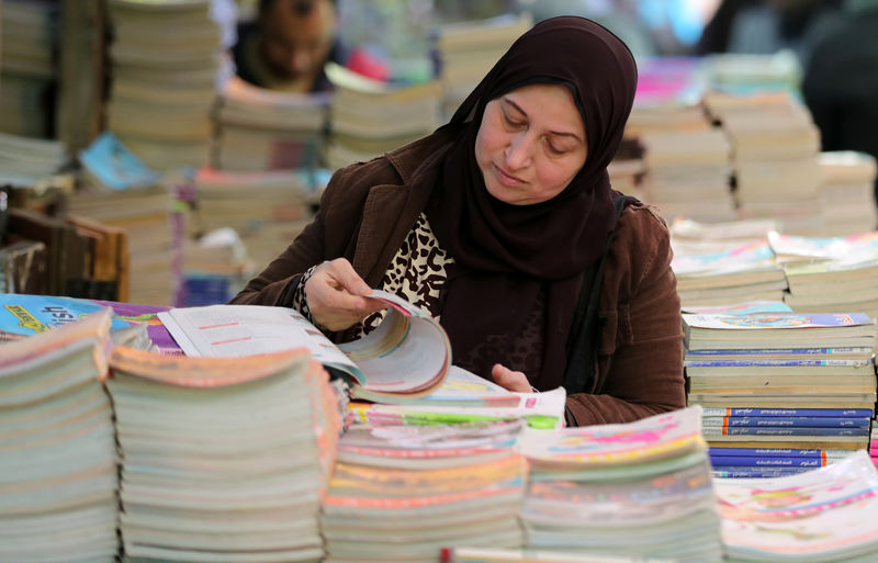 © Reuters. افتتاح معرض القاهرة الدولي للكتاب في حي راق بعيدا عن سور الأزبكية