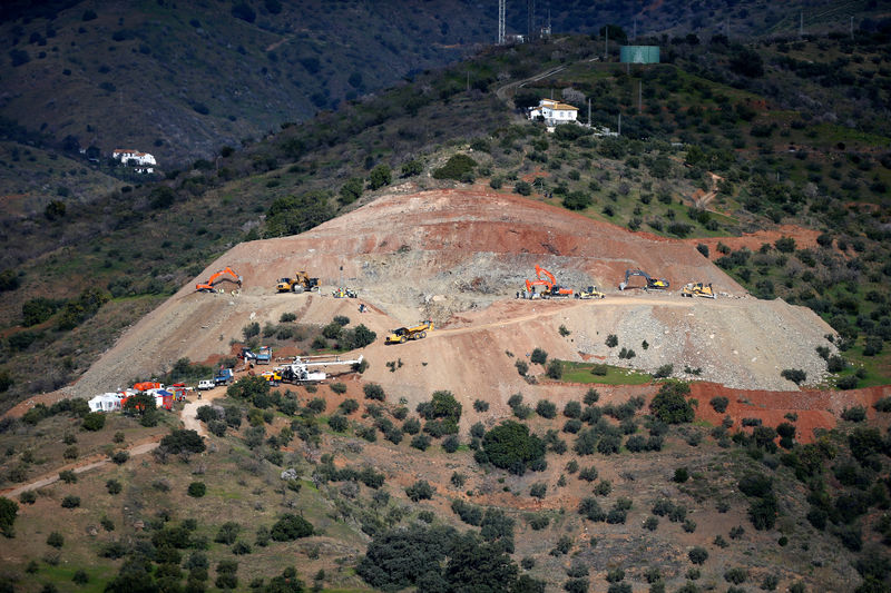 © Reuters. Los mineros entran en un pozo para la fase final del rescate de Julen