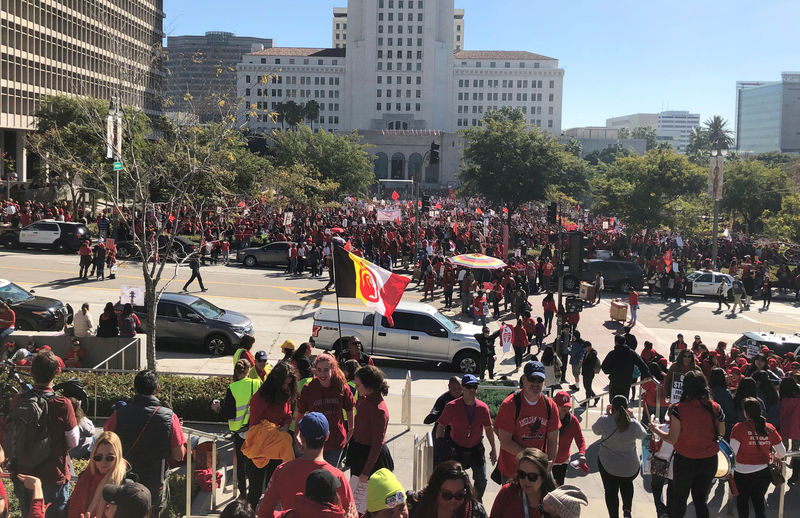 © Reuters. FILE PHOTO: Teachers gather at Grand Park in Los Angeles for a rally after their union reached a deal with school district officials on a new proposed contract in Los Angeles