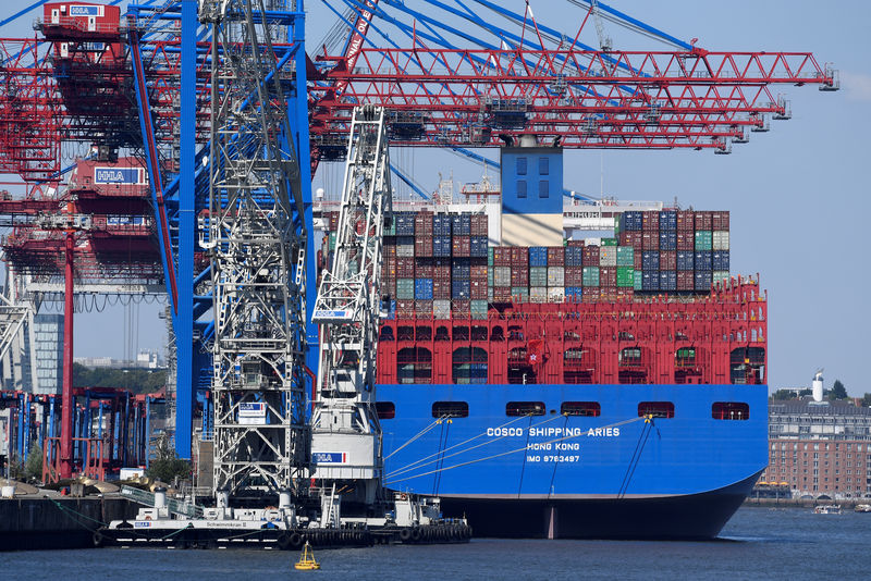 © Reuters. FILE PHOTO: Chinese container ship "Cosco Shipping Aries" is unloaded at a loading terminal in the port of Hamburg