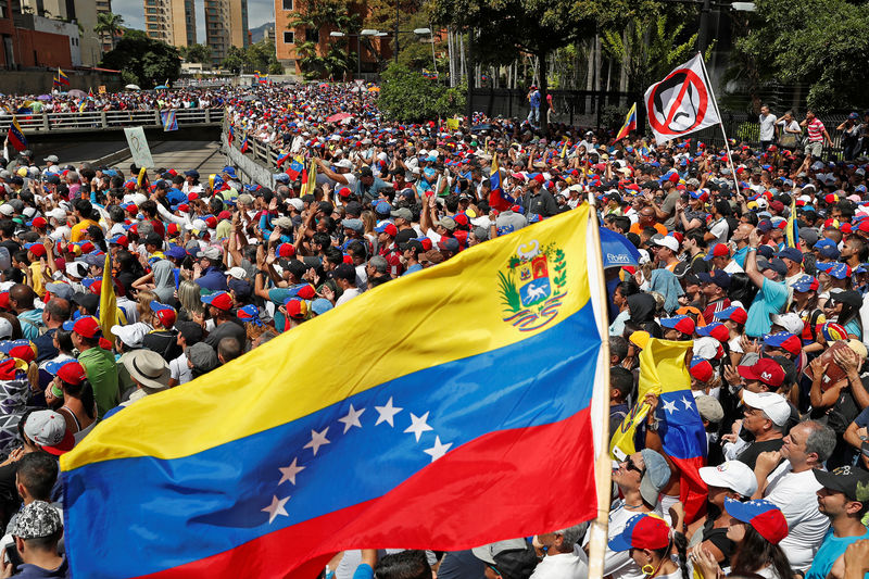 © Reuters. Simpatizantes de la oposición realizan una manifestación contra el gobierno del presidente de Venezuela, Nicolás Maduro
