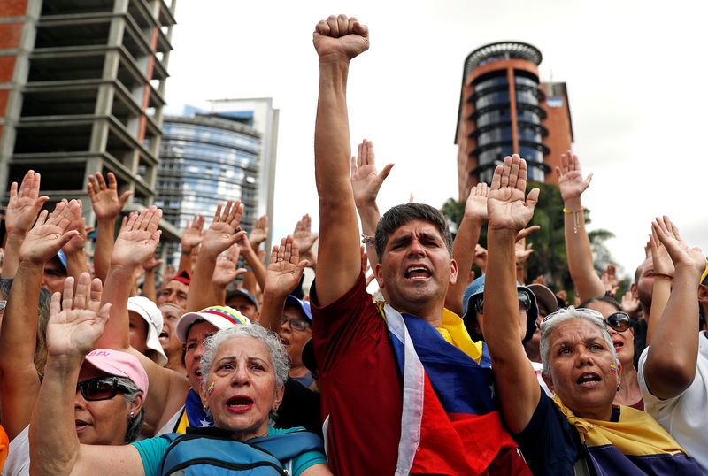© Reuters. Simpatizantes de la oposición protestan contra el gobierno del presidente venezolano, Nicolás Maduro