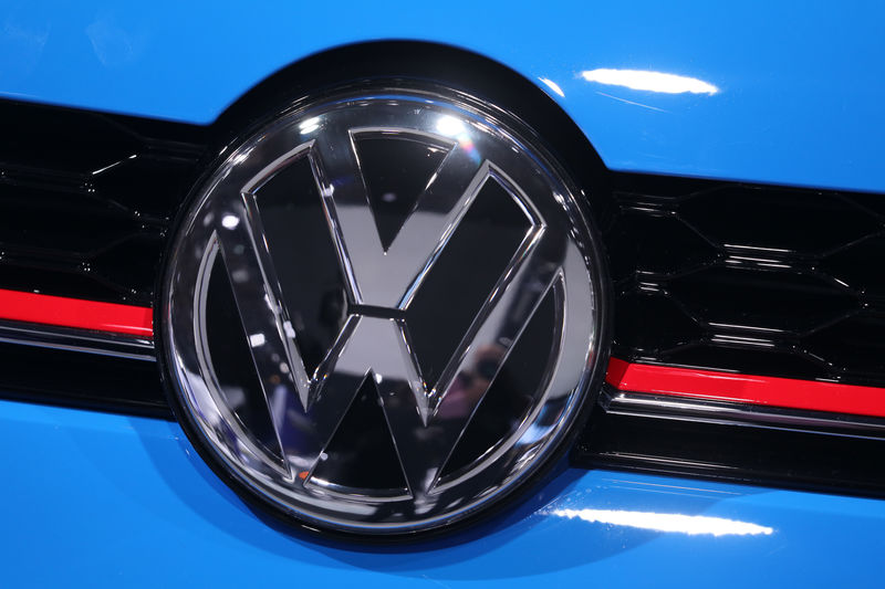 © Reuters. The Volkswagen logo is seen at the North American International Auto Show in Detroit, Michigan