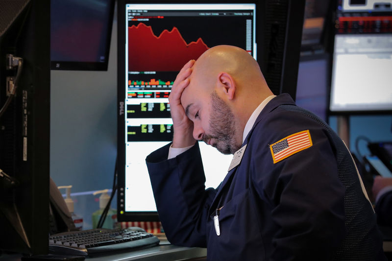 © Reuters. A trader works on the floor of the New York Stock Exchange in New York