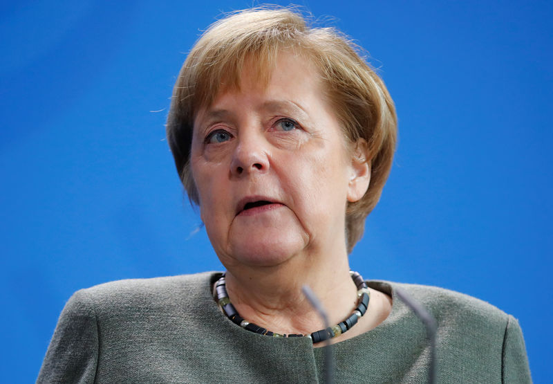 © Reuters. German Chancellor Merkel and Uzbekistan's President Mirziyoyev attend a news conference in Berlin