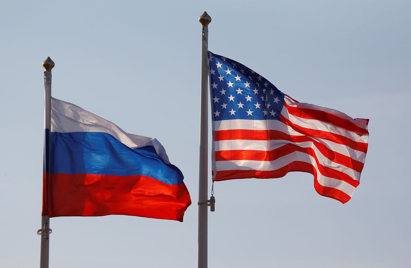 © Reuters. FILE PHOTO: National flags of Russia and U.S. fly at Vnukovo International Airport in Moscow