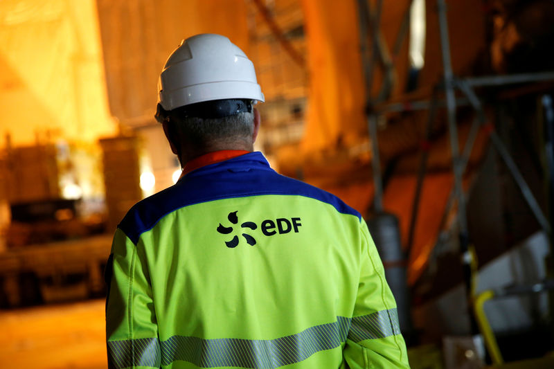 © Reuters. FILE PHOTO: An EDF worker is seen on the construction site of the third-generation European Pressurised Water nuclear reactor (EPR) in Flamanville