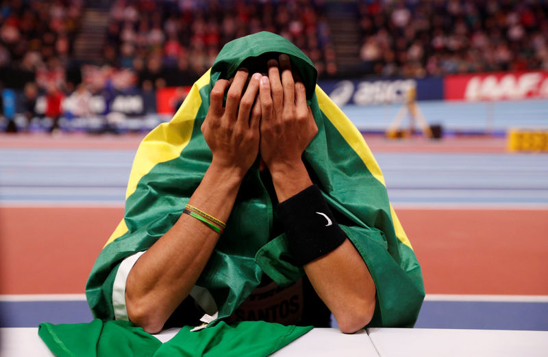 © Reuters. Almir dos Santos comemora 2º lugar em Mundial Indoor de Atletismo em Birmingham