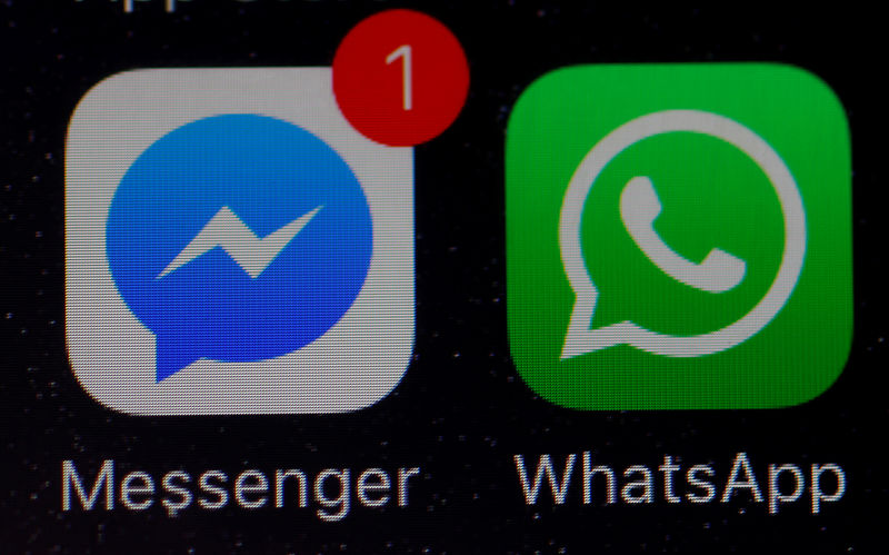 © Reuters. WhatsApp and Facebook messenger icons are seen on an iPhone in Manchester , Britain.