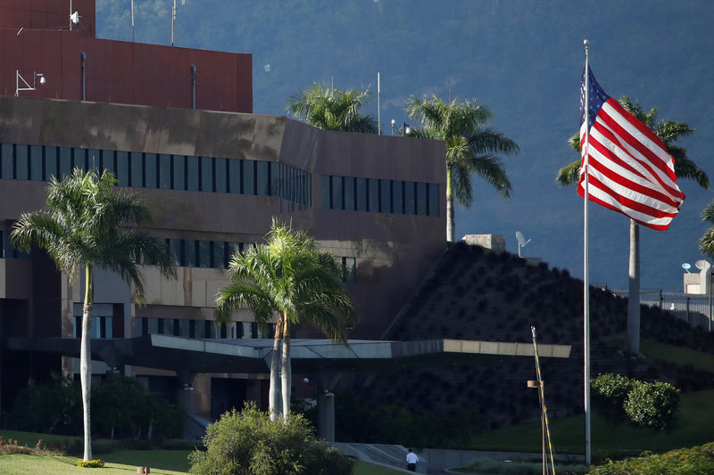 © Reuters. La embajada de EEUU evacua al personal de Caracas