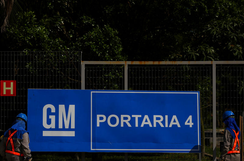 © Reuters. Logo da GM em entrada de planta da montadora em São José dos Campos