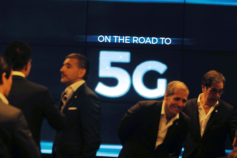 © Reuters. People speak before the first demonstration of the technology 5G in Lisbon