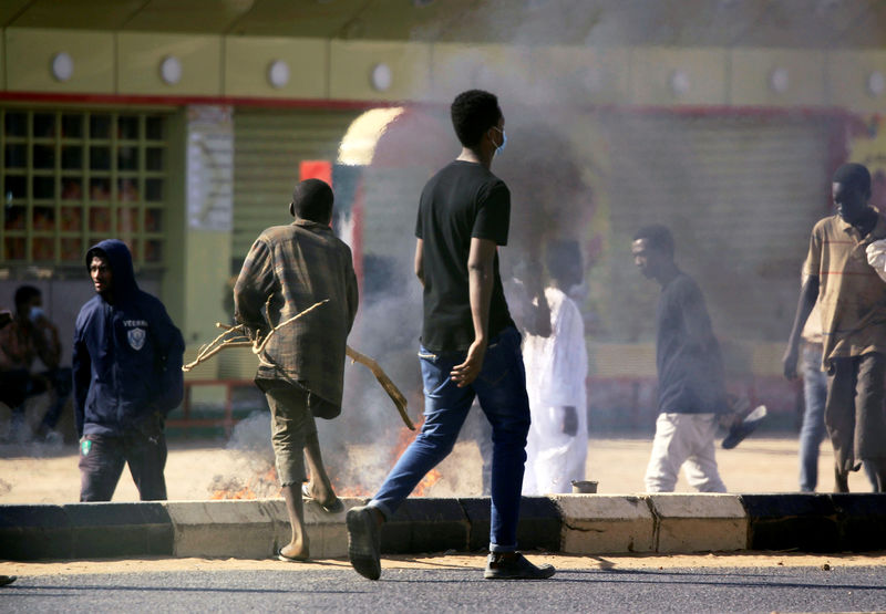 © Reuters. زعيم المعارضة في السودان يدعو البشير للتنحي وخروج مئات في مسيرة