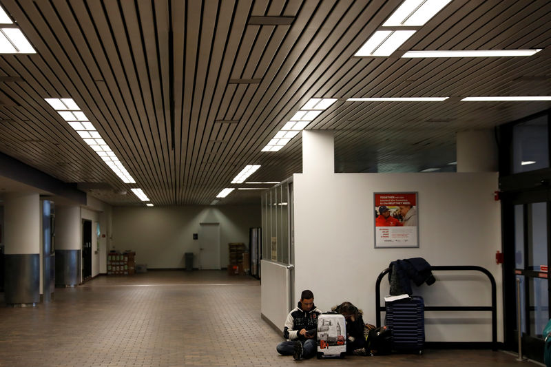 © Reuters. Passageiros em terminal do aeroporto LaGuardia, em Nova York