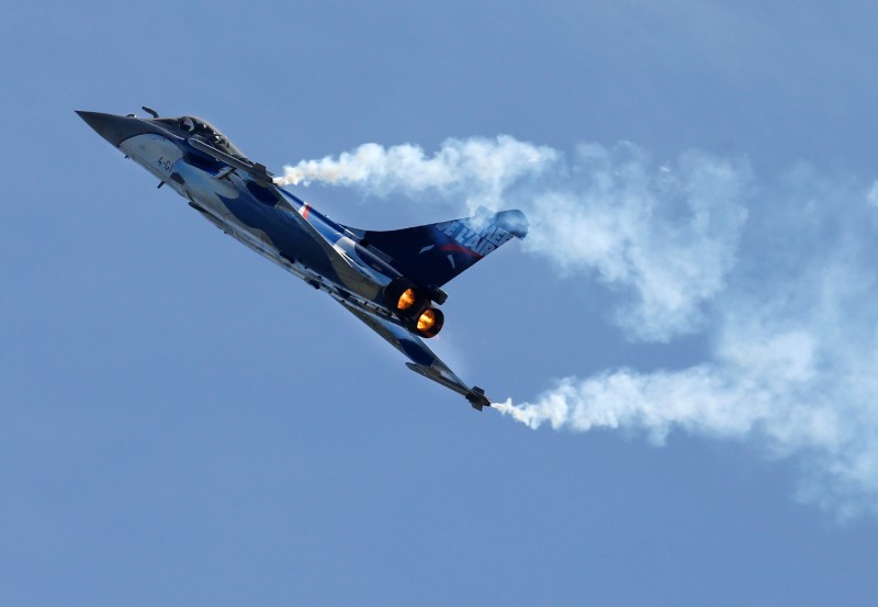 © Reuters. FILE PHOTO - French fighter jet Rafale made by Dassault performs during the Breitling Airshow in Sion