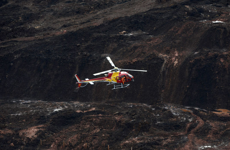 © Reuters. Helicóptero sobrevoa barragem da Vale que rompeu em Brumadinho, Minas Gerais