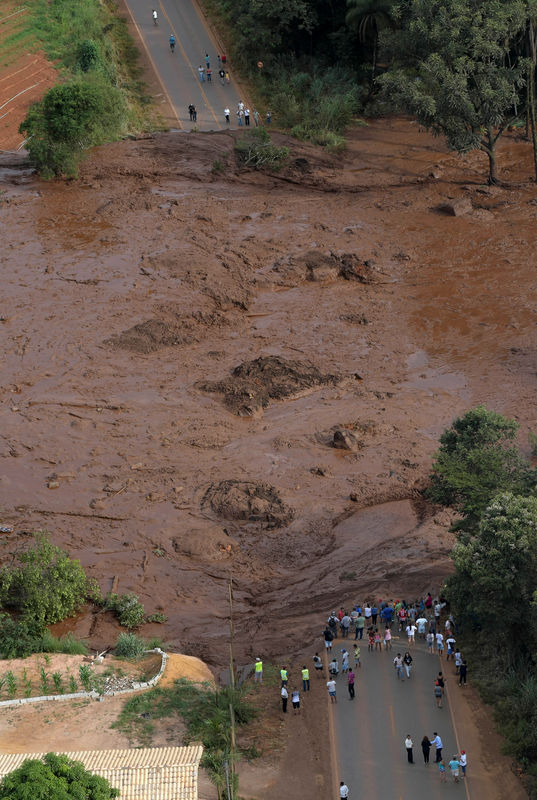© Reuters. Residentes en el área cerca de donde reventó una represa de la minera brasileña Vale, en Brumadinho, Brasil.