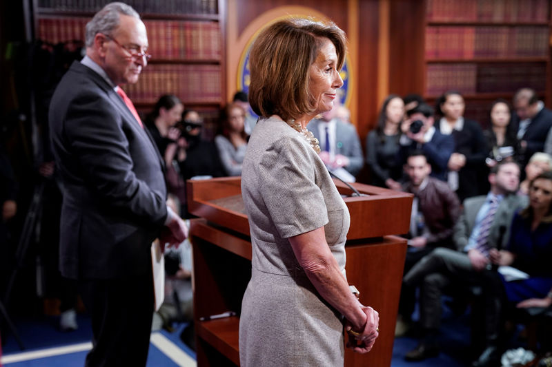 © Reuters. House Speaker Pelosi and Senate Minority Leader Schumer speak after deal was reached to end partial government shutdown on Capitol Hill in Washington