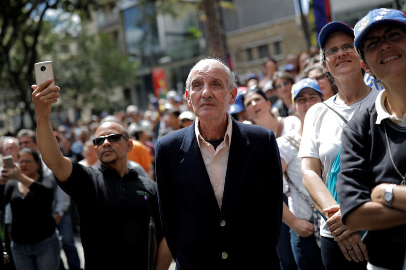 © Reuters. Supporters listen to Venezuela's opposition leader Juan Guaido during a news conference at a square in Caracas, Venezuela