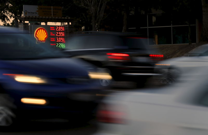 © Reuters. A Shell gas station is shown in Encinitas, California