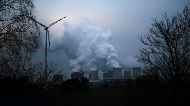 © Reuters. FILE PHOTO: Water vapour rises from the cooling towers of the Jaenschwalde lignite-fired power plant of Lausitz Energie Bergbau AG (LEAG) beside a wind turbine in Jaenschwalde