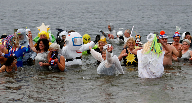 © Reuters. نحو 2000 يشاركون في سباق بمياه الدانوب المتجمدة في ألمانيا