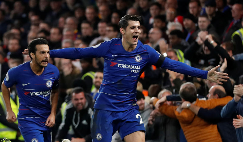 © Reuters. El delantero español del Chelsea Álvaro Morata celebra un gol con su compatriota Pedro en un partido de la Liga Premier ante el Crystal Palace en Stamford Bridge, Londres, Reino Unido.