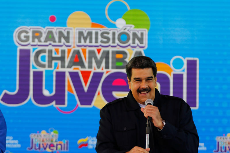 © Reuters. Venezuela's President Nicolas Maduro smiles while he speaks during a meeting with youths in Caracas