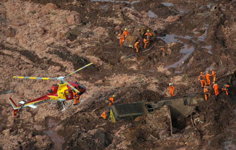 © Reuters. Sube a 9 el número de fallecidos encontrados tras romperse represa minera en Brasil, se teme que aumente