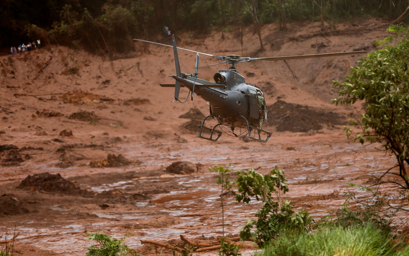 © Reuters. A rescue helicopter flies over mud after a tailings dam owned by Brazilian miner Vale SA burst, in Brumadinho