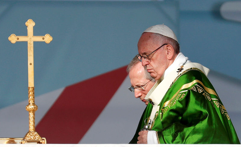 © Reuters. البابا يدين تفجير كاتدرائية الفلبين ويصفه بالهجوم "الإرهابي"