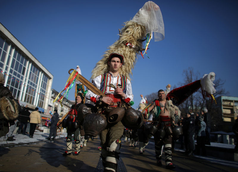© Reuters. مدينة بلغارية تطرد الأرواح الشريرة بمهرجان زاخر بالألوان