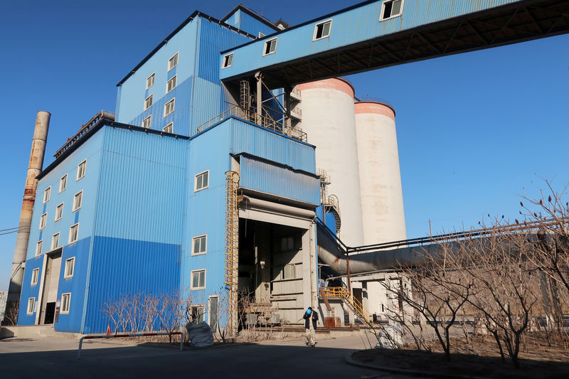 © Reuters. FILE PHOTO: Worker walks at a steel slag treatment plant of Ansteel in Anshan