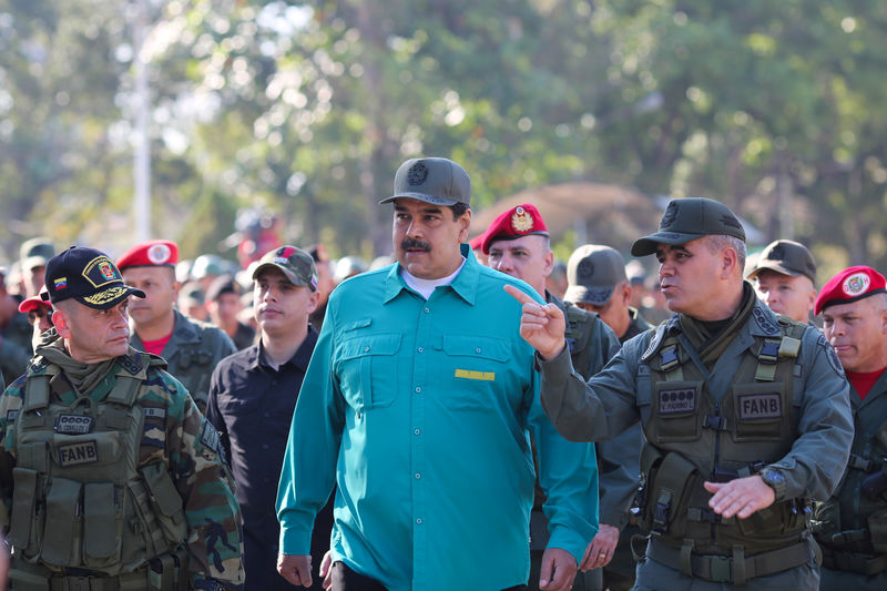 © Reuters. Venezuela's President Nicolas Maduro takes part in a military exercise in Valencia