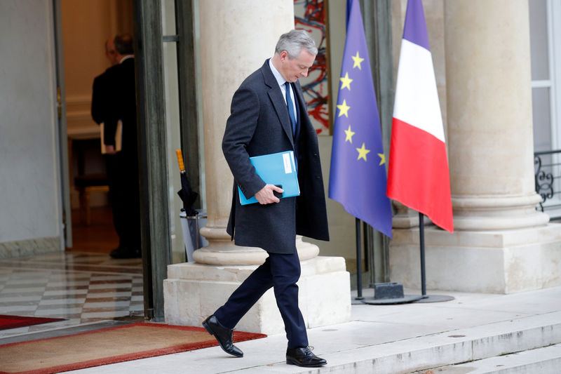 © Reuters. French Finance Minister Bruno Le Maire leaves after a meeting to talk about the "yellow vests" crisis at the Elysee Palace in Paris