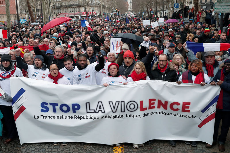 © Reuters. "Bufandas rojas" marchan en París en respuesta a los "chalecos amarillos"