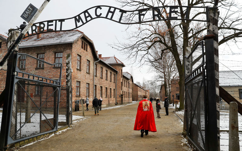© Reuters. La extrema derecha protesta durante la conmemoración de la liberación de campo de Auschwitz