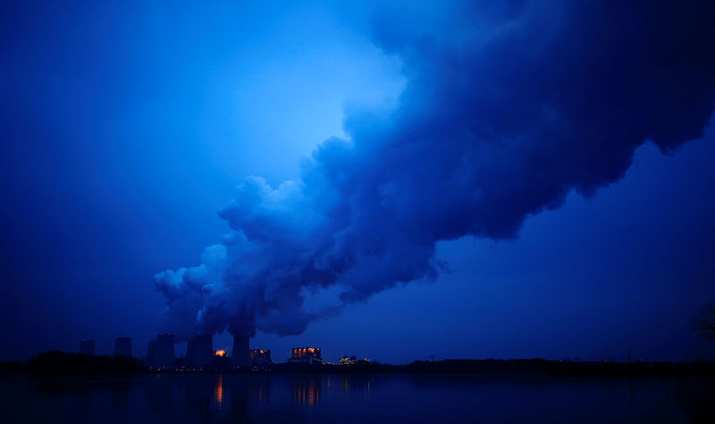 © Reuters. Water vapour rises from the cooling towers of the Jaenschwalde lignite-fired power plant of Lausitz Energie Bergbau AG (LEAG) in Jaenschwalde