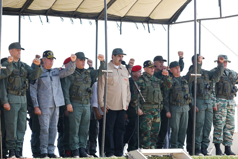 © Reuters. Venezuela's President Nicolas Maduro stands next to military high command members during a military exercise in Puerto Cabello