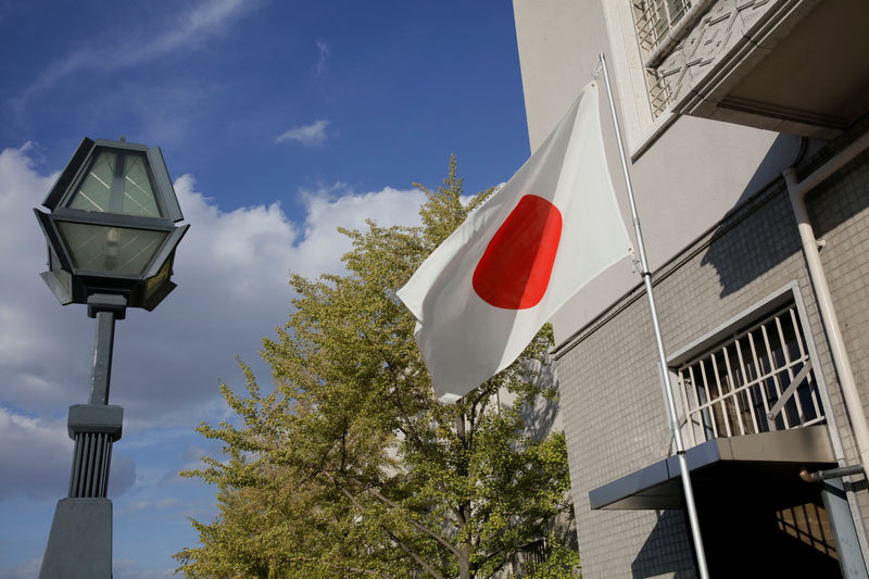 © Reuters. Bandeira do Japão em frente a prédio em Osaka