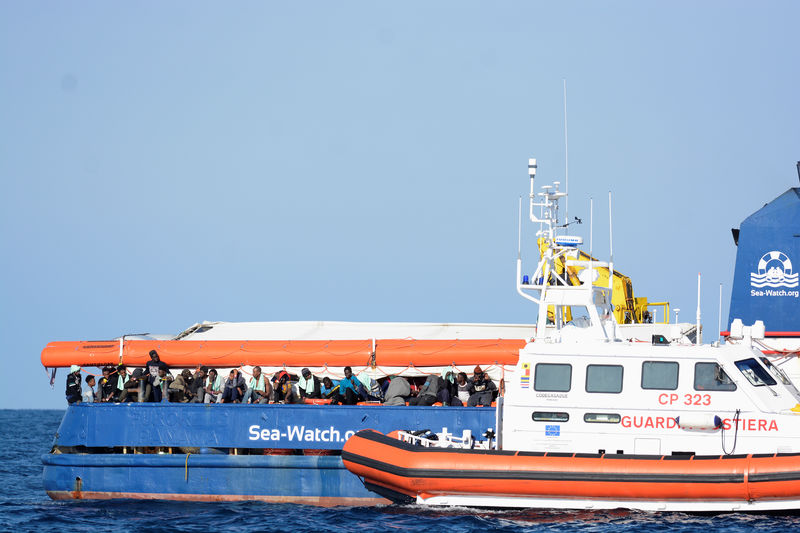 © Reuters. هولندا ترفض طلبا إيطاليا بقبول 47 مهاجرا على متن سفينة إنقاذ