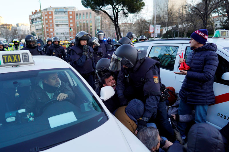 © Reuters. Polícia atua em manifestação de taxistas no centro de Madrid, na Espanha