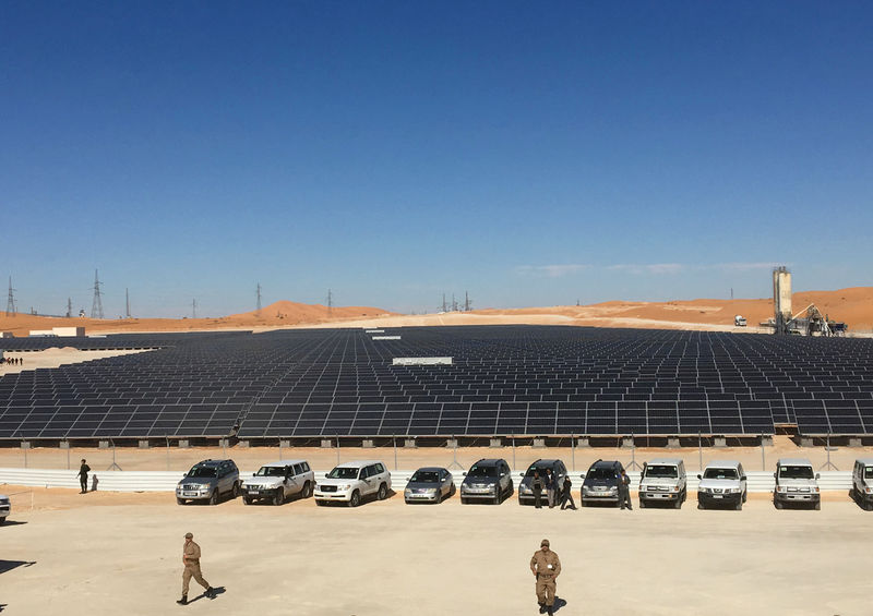 © Reuters. FILE PHOTO: Algerian state energy firm Sonatrach' solar plant is pictured in Bir Rebaa oil field in southern Algeria