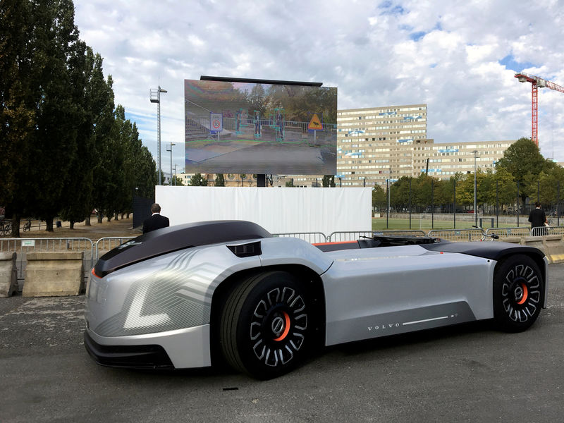 © Reuters. FILE PHOTO: A self-driving Volvo electric truck withno cab called Vera is seen during a presentation in Berlin