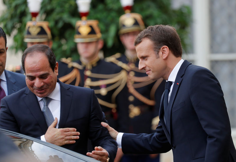 © Reuters. MACRON APPELLE SISSI À AGIR SUR LES DROITS DE L'HOMME